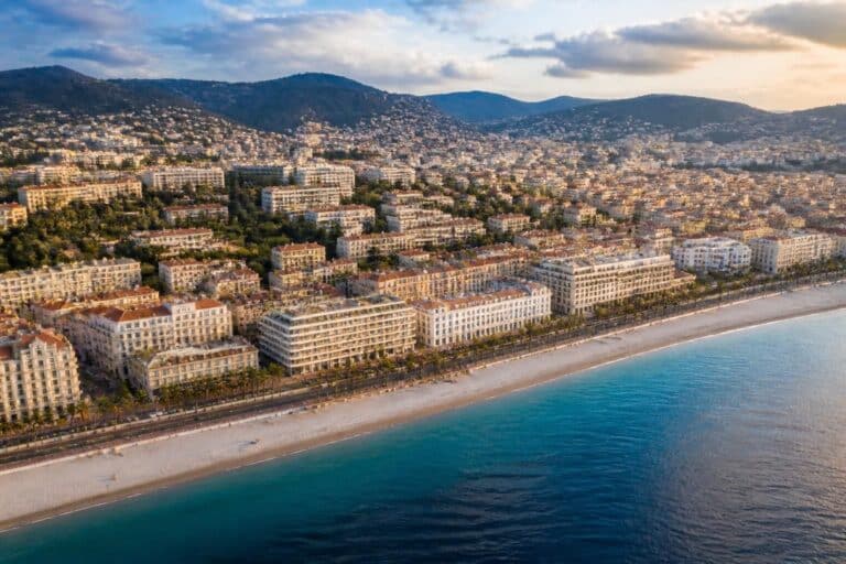 découvrez comment la proximité de la plage influence les prix immobiliers à nice selon les quartiers, pour mieux comprendre le marché local et optimiser votre investissement.